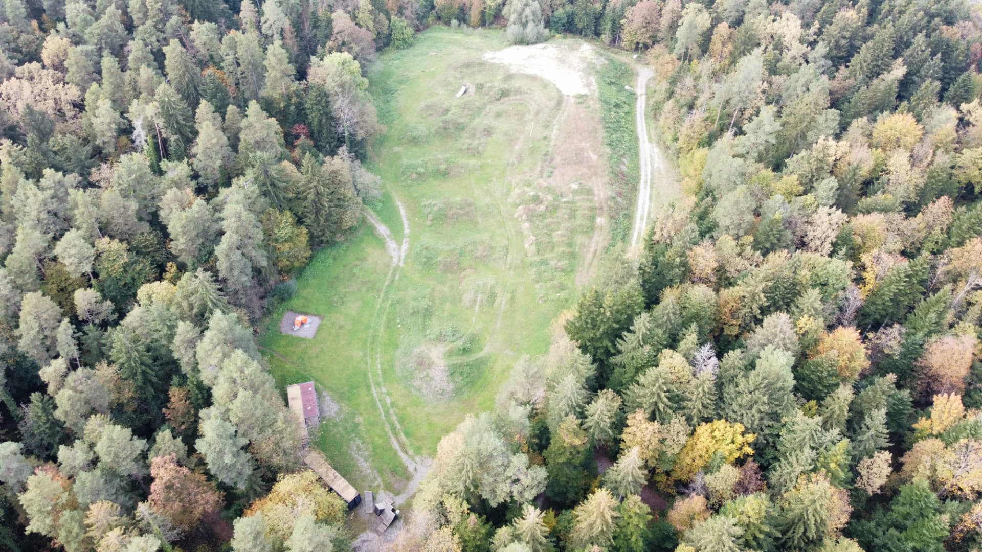 Gozd in odprt prostor nad Rušami
